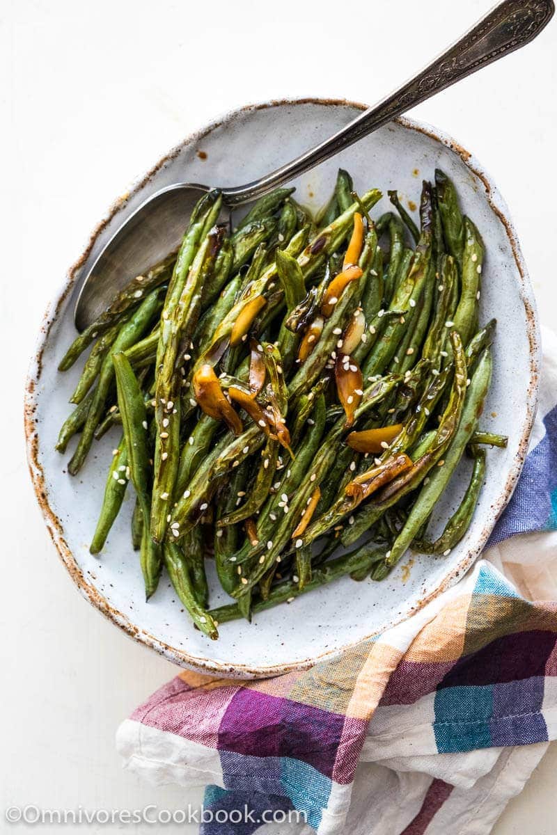Try out this oven roasted green beans recipe for Thanksgiving this year and say goodbye to dull tasting side dishes!