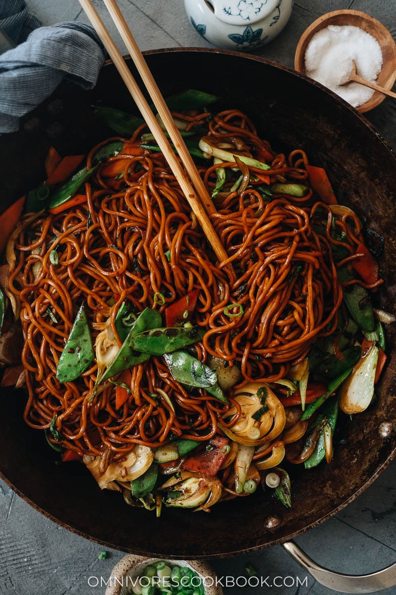 Homemade lo mein with vegetables