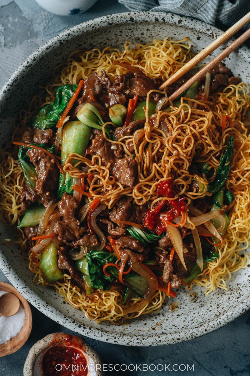 Beef pan fried noodles with vegetables