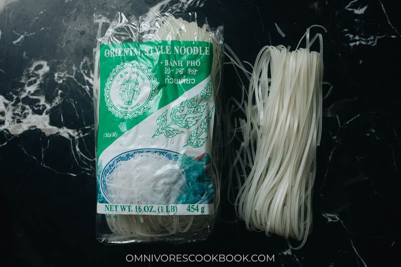 Dried packaged rice noodles for pad thai