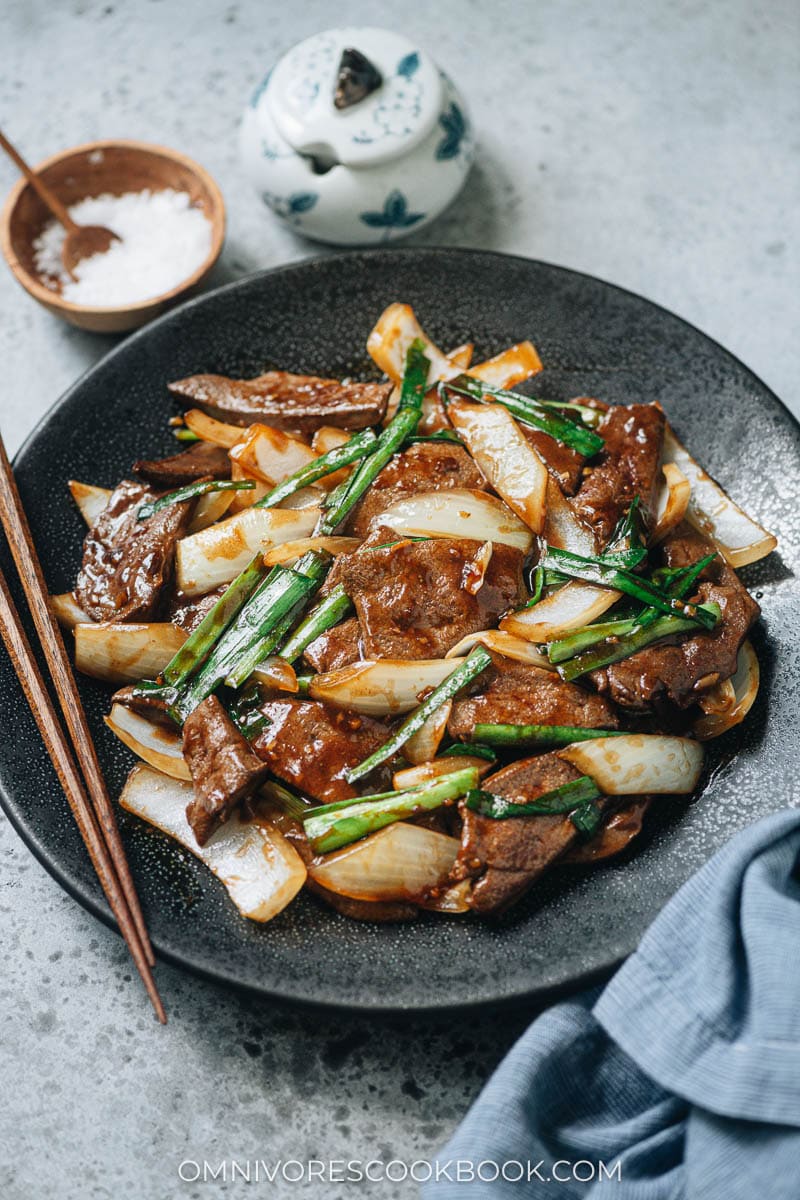 Stir fried pork liver with onion and garlic chive
